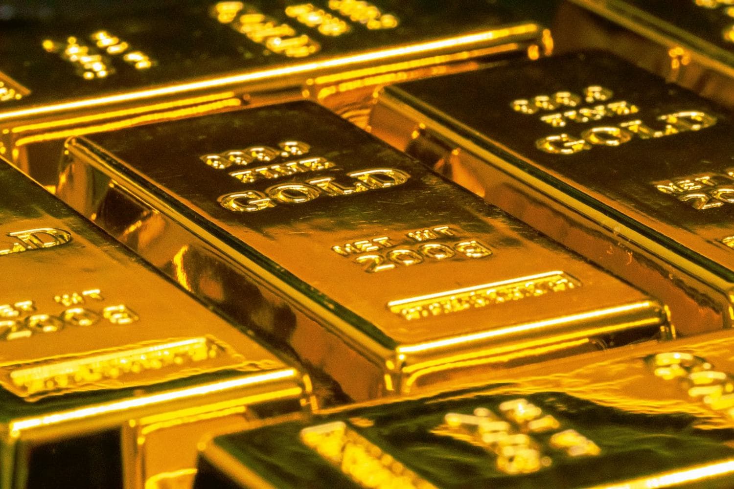 Mehrere Goldbarren liegen dicht nebeneinander.